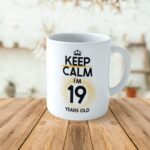 Cană personalizată Keep Calm I'm 19 years old