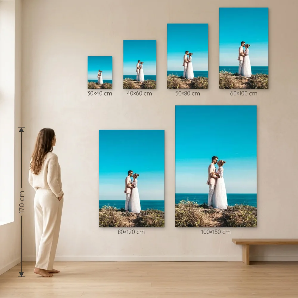 Tablou Canvas Dormitor – dimensiuni disponibile (30×40, 40×60, 50×80, 60×100, 80×120, 100×150 cm) pe perete, la scară reală lângă o persoană de 1,70 m