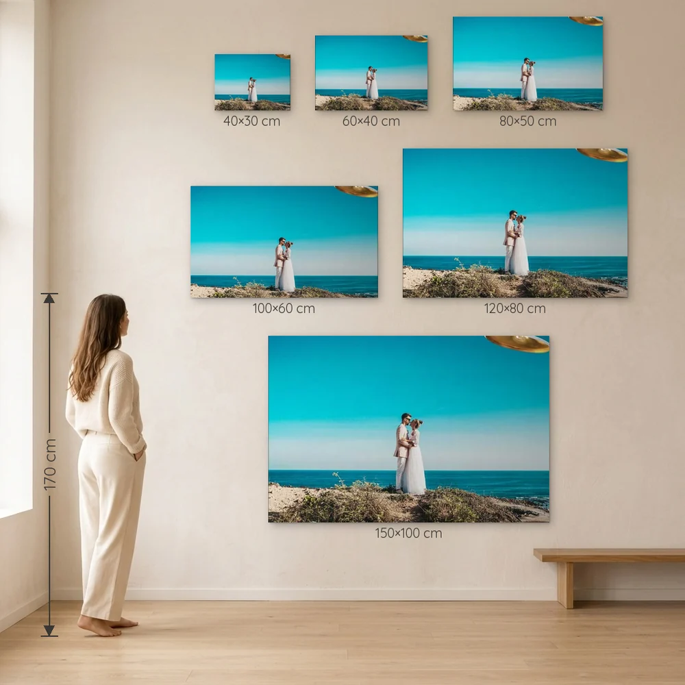 Tablou Canvas Dreptunghi personalizat cu poza ta – dimensiuni disponibile (30×40, 40×60, 50×80, 60×100, 80×120, 100×150 cm) pe perete, la scară reală lângă o persoană de 1,70 m