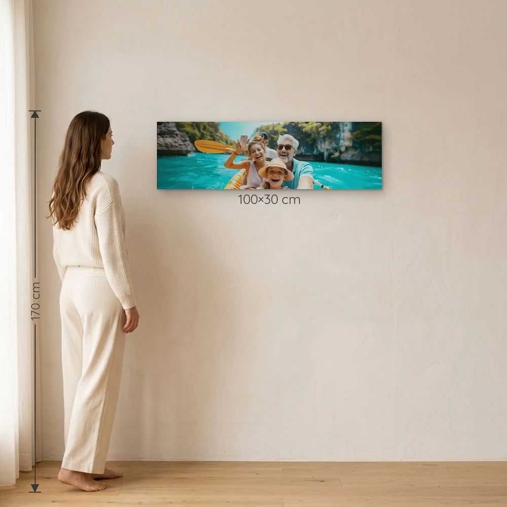 Tablou Canvas Personalizat 30×100 cm – tablou canvas 30×100 cm pe perete, la scară reală lângă o persoană de 1,70 m
