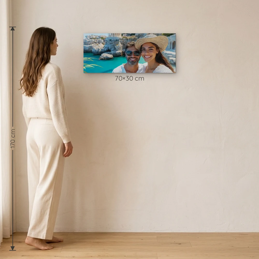 Tablou Canvas Personalizat 30×70 cm – tablou canvas 30×70 cm pe perete, la scară reală lângă o persoană de 1,70 m