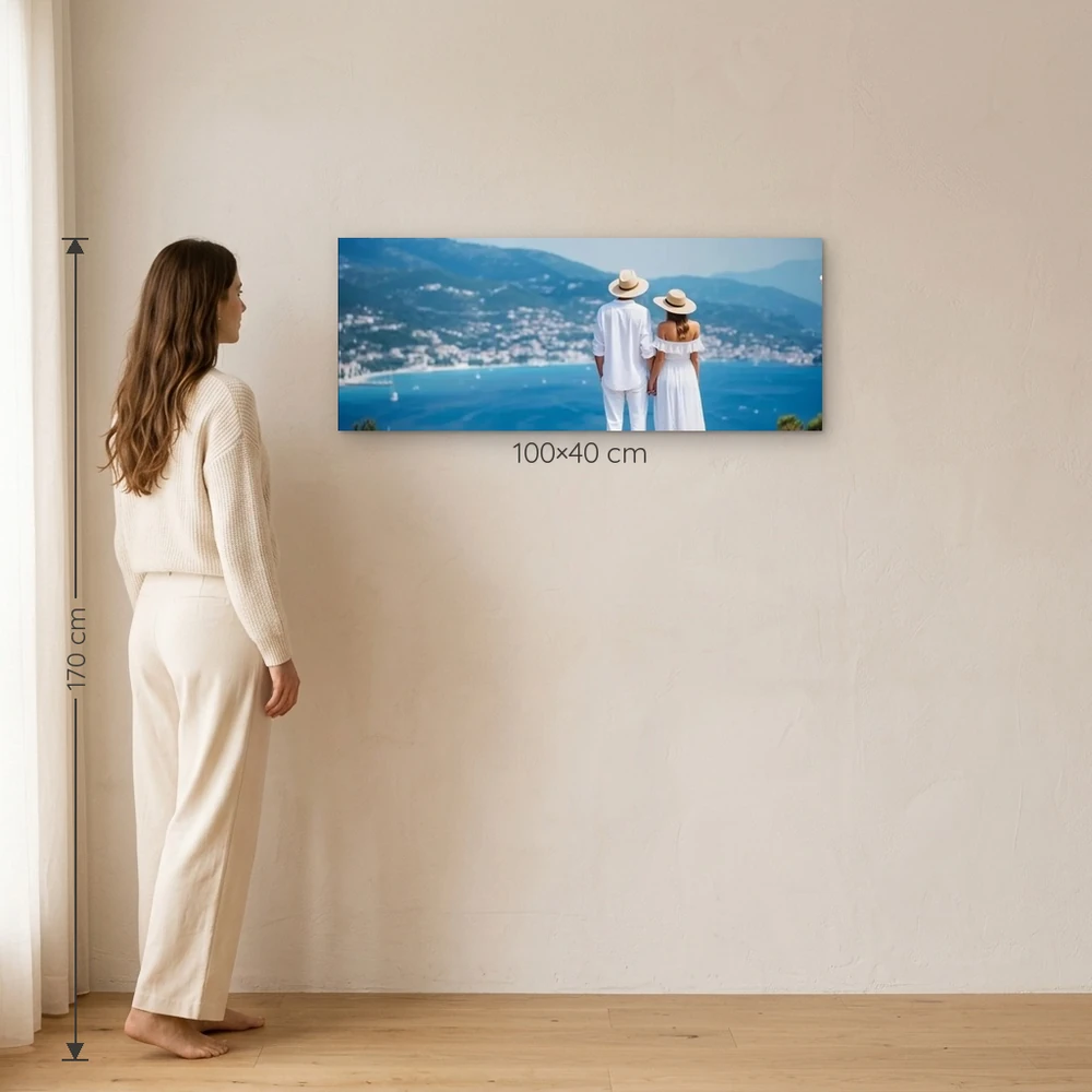 Tablou Canvas Personalizat 40×100 cm – tablou canvas 40×100 cm pe perete, la scară reală lângă o persoană de 1,70 m