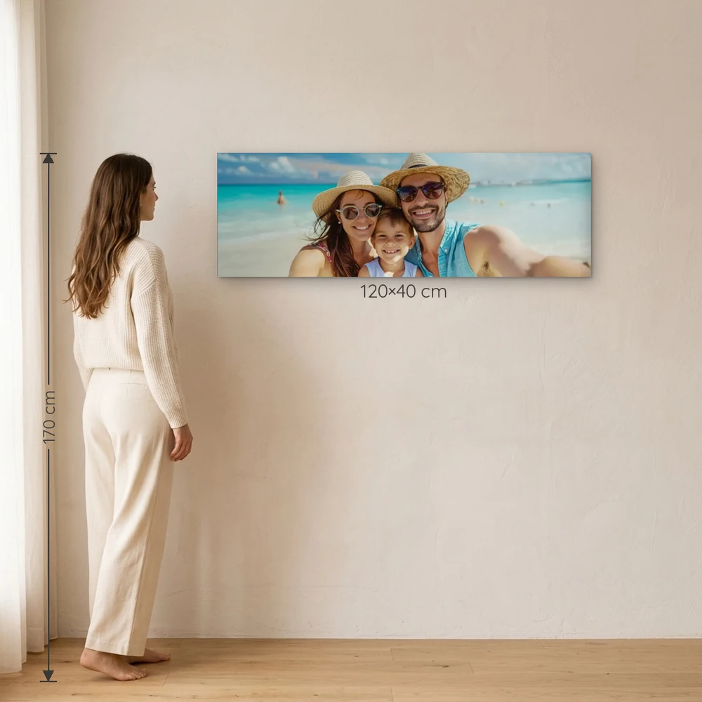 Tablou Canvas Personalizat 40×120 cm – tablou canvas 40×120 cm pe perete, la scară reală lângă o persoană de 1,70 m