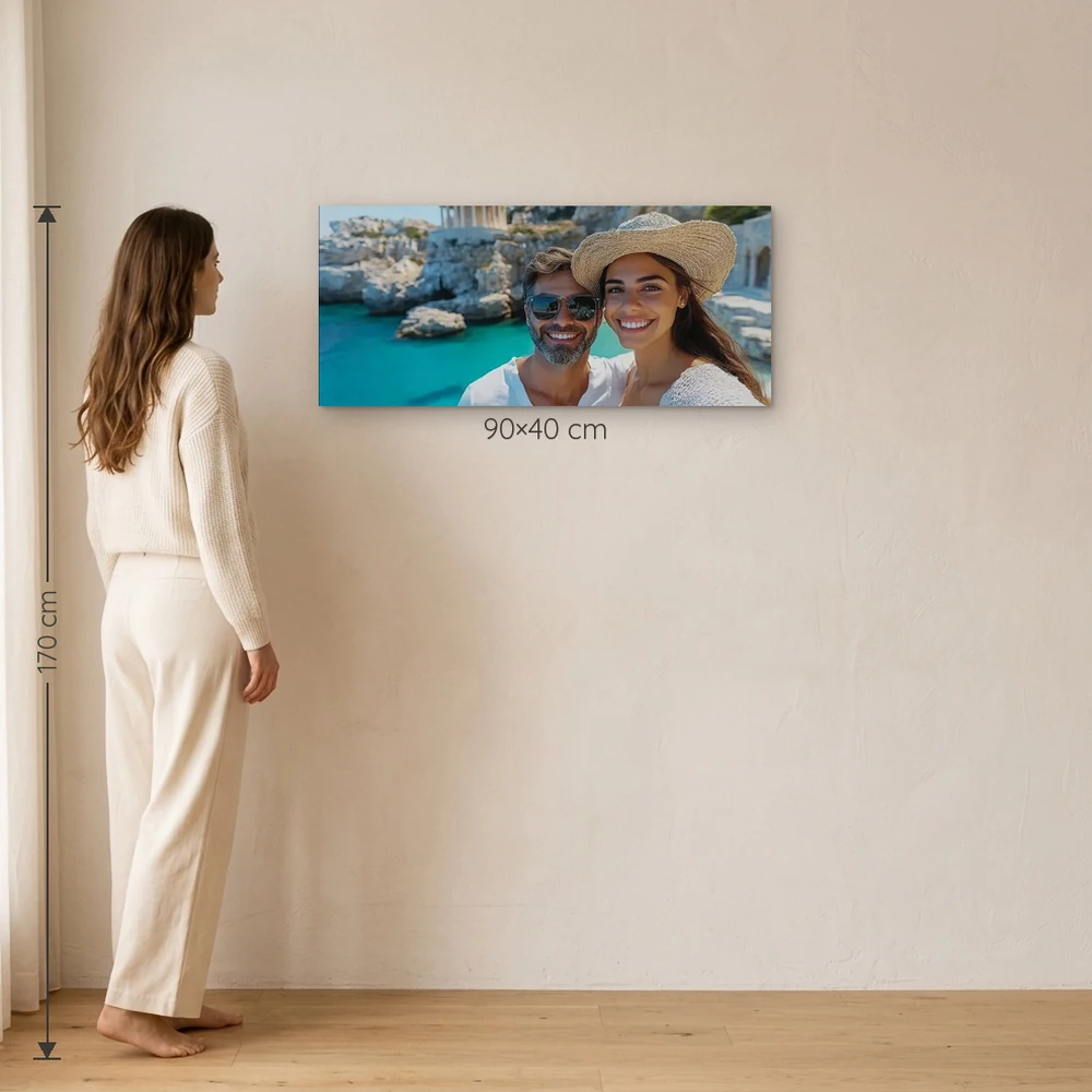 Tablou Canvas Personalizat 40×90 cm – tablou canvas 40×90 cm pe perete, la scară reală lângă o persoană de 1,70 m