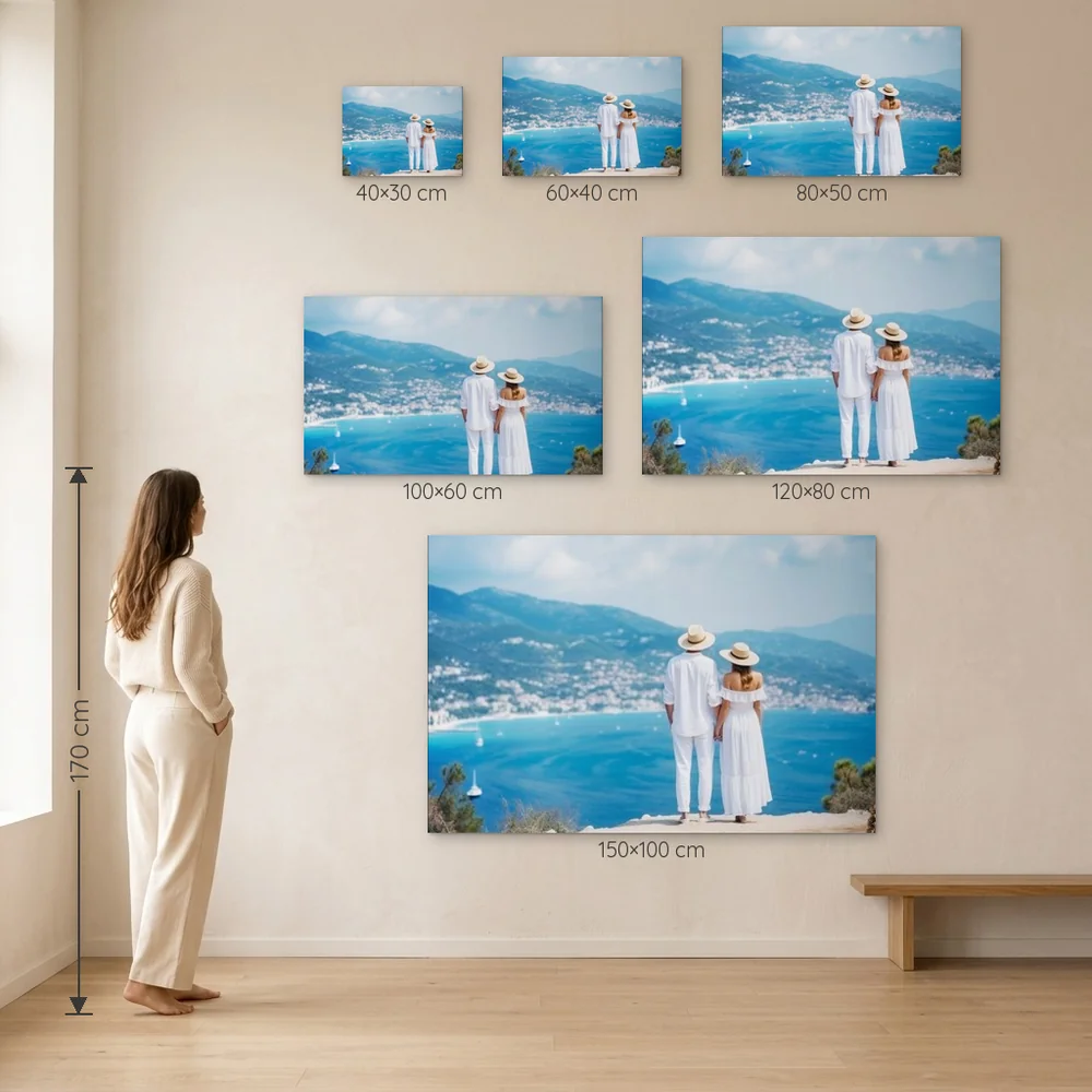 Tablou Canvas Personalizat pentru Dormitor – dimensiuni disponibile (30×40, 40×60, 50×80, 60×100, 80×120, 100×150 cm) pe perete, la scară reală lângă o persoană de 1,70 m