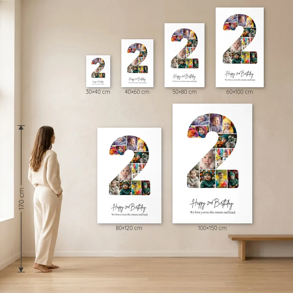 Tablou Personalizat Colaj Aniversare 2 ani – dimensiuni disponibile (30×40, 40×60, 50×80, 60×100, 80×120, 100×150 cm) pe perete, la scară reală lângă o persoană de 1,70 m